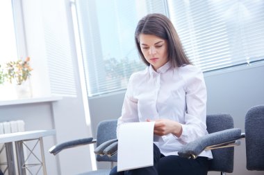 İş kadını ofiste çalışıyor.