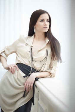 Balkonda güzel kız