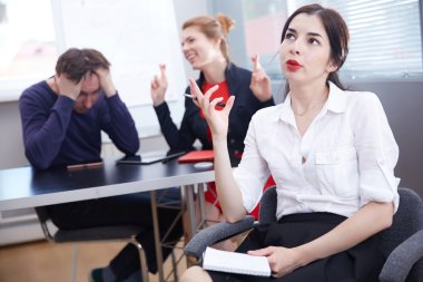 ofiste çalışan iş adamları