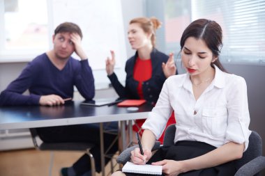 ofiste çalışan iş adamları