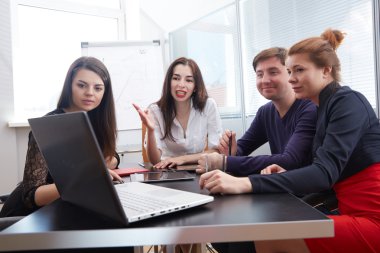 ofiste çalışan iş adamları