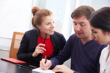 ofiste çalışan iş adamları