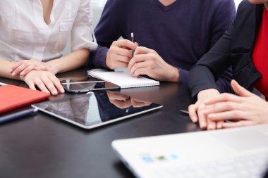 veri tartışırken iş adamları