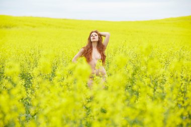 çiçek açan alanda çıplak kadın