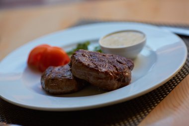 biftek sosu ve sebze ile