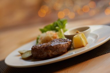 biftek sosu ve sebze ile