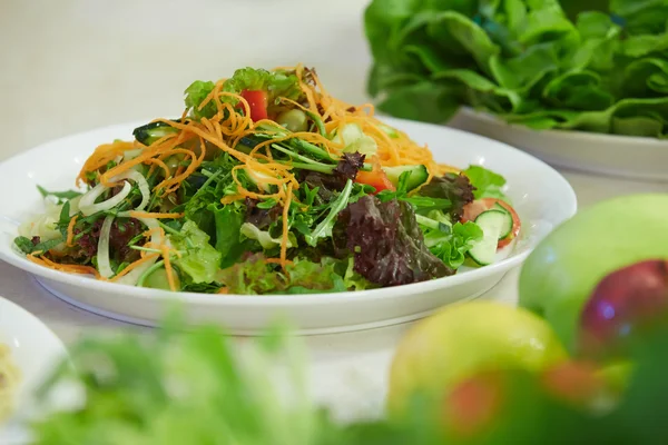 Groentesalade op bord — Stockfoto