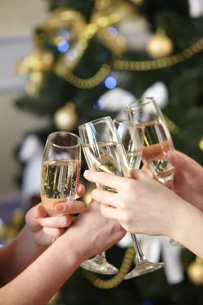 Bicchieri di champagne in mani femminili — Foto Stock
