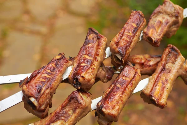 Three skewers with grilled ribs — Stock Photo, Image