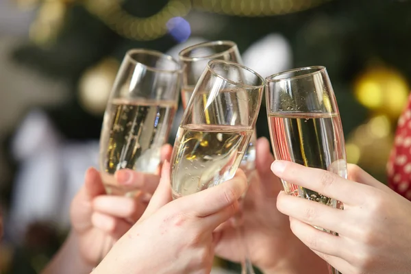 Copos de champanhe em mãos femininas — Fotografia de Stock