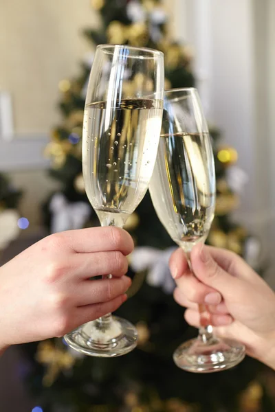Copos de champanhe em mãos femininas — Fotografia de Stock
