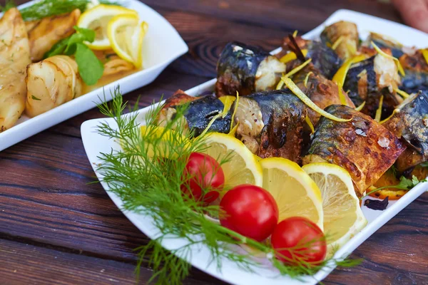 Vissen met verse tomaten — Stockfoto