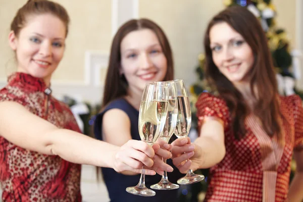 Femmes avec des verres de champagne — Photo