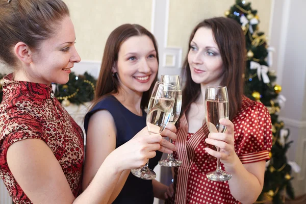 Женщины с бокалами шампанского — стоковое фото