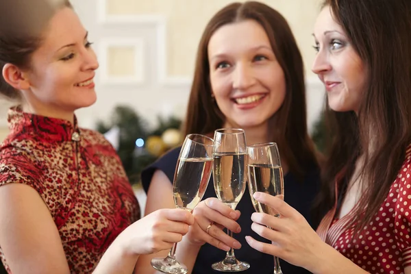 Femmes avec des verres de champagne — Photo