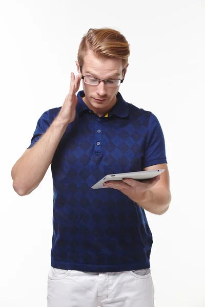 Hombre en gafas con tableta pc — Foto de Stock