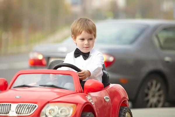 Menino dirigindo carro — Fotografia de Stock