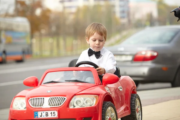 Mały chłopiec jazdy samochodem — Zdjęcie stockowe