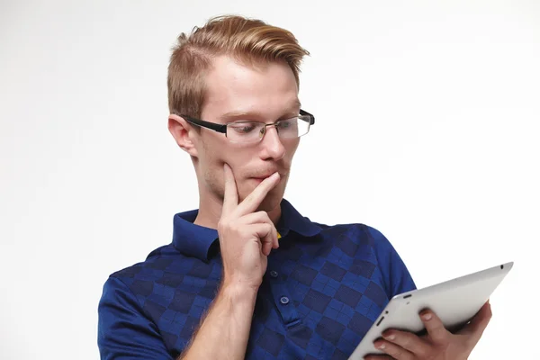 Hombre en gafas con tableta pc — Foto de Stock