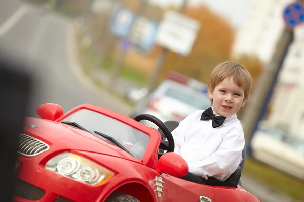 Menino dirigindo carro — Fotografia de Stock