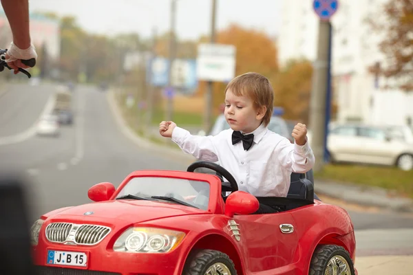 Malý chlapec řízení auto — Stock fotografie