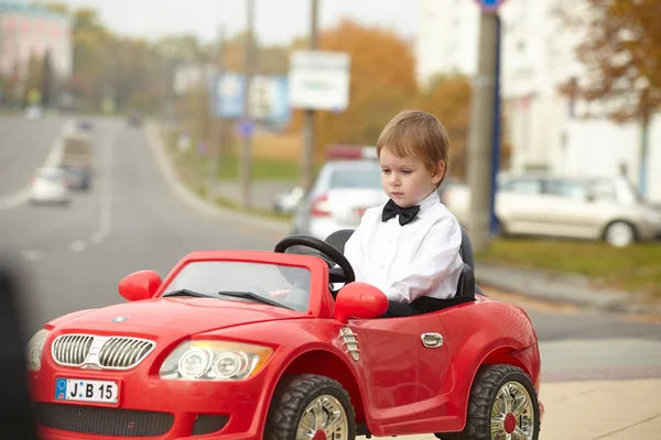 Маленький мальчик за рулем автомобиля — стоковое фото