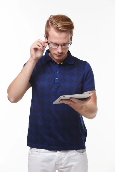 Hombre en gafas con tableta pc — Foto de Stock