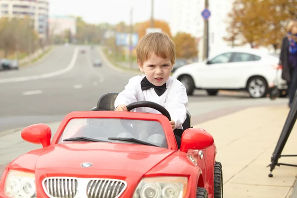 Kleine jongen rijden auto — Stockfoto