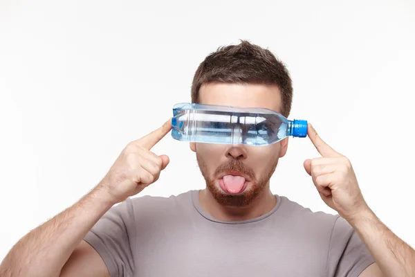 Muž s plastovou láhev s vodou — Stock fotografie