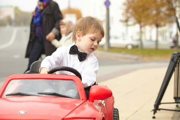 Kleiner Junge fährt Auto — Stockfoto