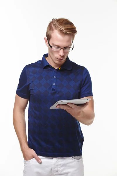 Hombre en gafas con tableta pc —  Fotos de Stock