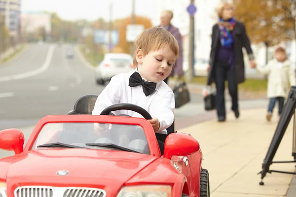 Kleiner Junge fährt Auto — Stockfoto