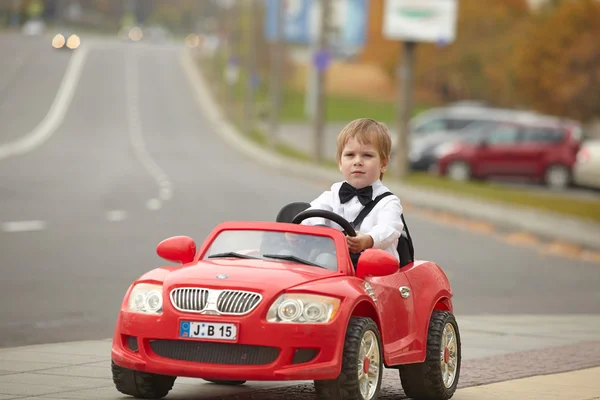 Lille dreng kører bil - Stock-foto