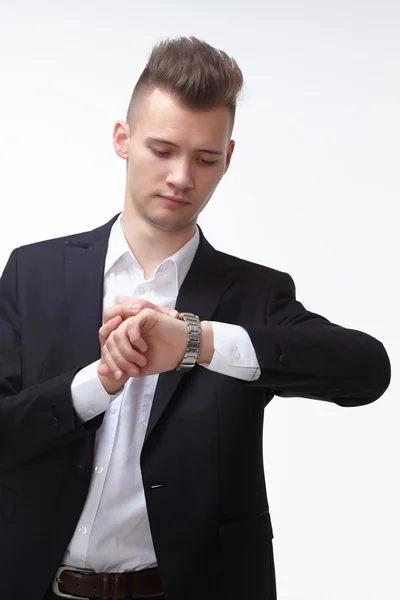 Empresário olhando para relógio — Fotografia de Stock