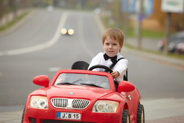 Kleine jongen rijden auto — Stockfoto