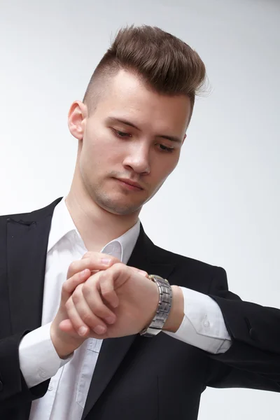 Hombre de negocios mirando el reloj — Foto de Stock