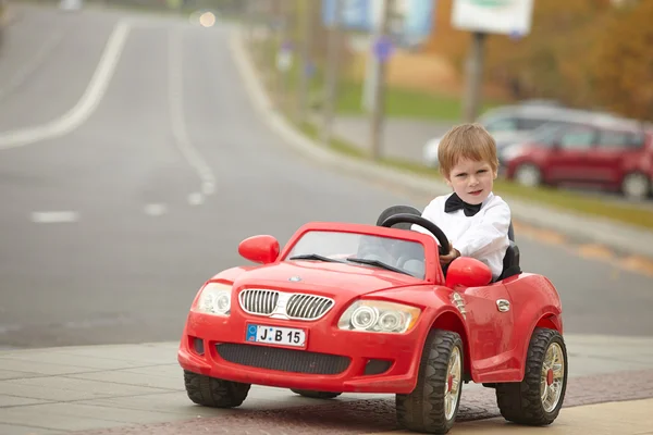 Menino dirigindo carro — Fotografia de Stock