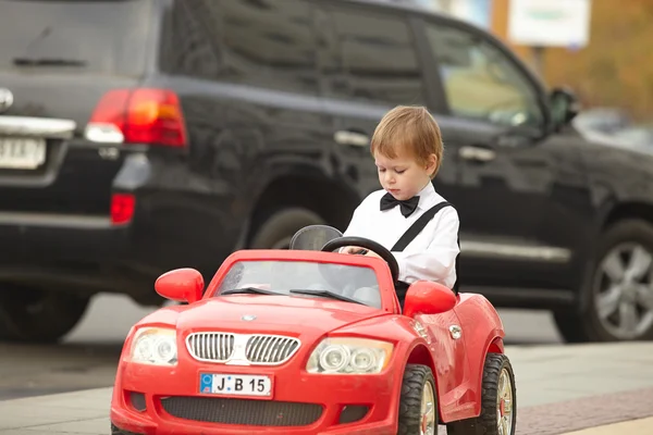 Kleiner Junge fährt Auto — Stockfoto