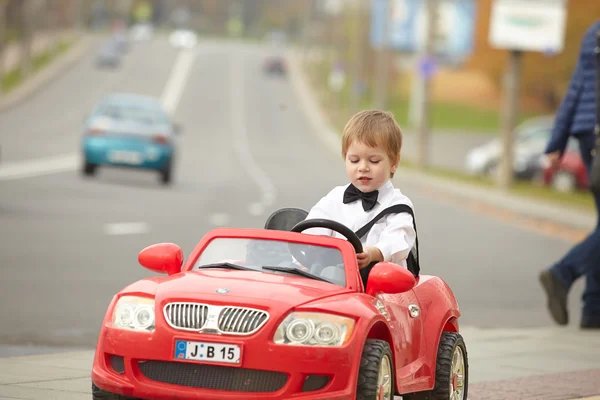 Malý chlapec řízení auto — Stock fotografie