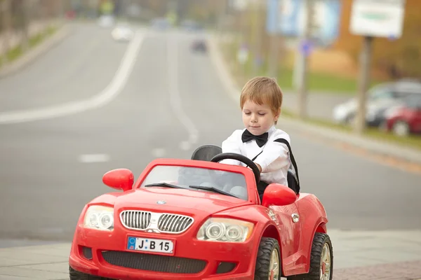 Malý chlapec řízení auto — Stock fotografie