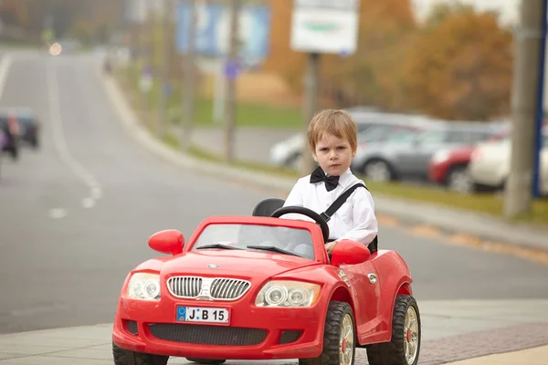 Malý chlapec řízení auto — Stock fotografie