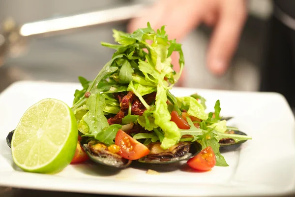 Salat mit Muscheln auf Teller — Stockfoto