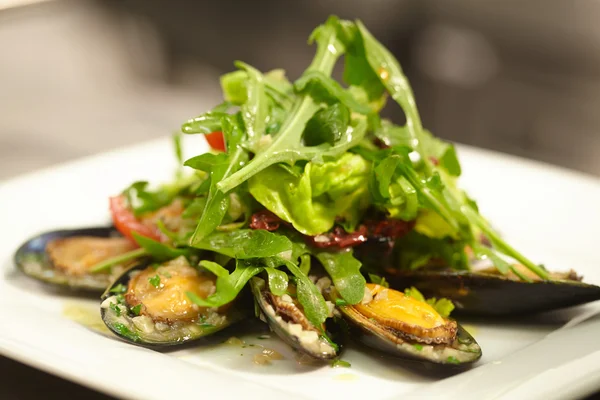 Ensalada con mejillones en plato blanco —  Fotos de Stock