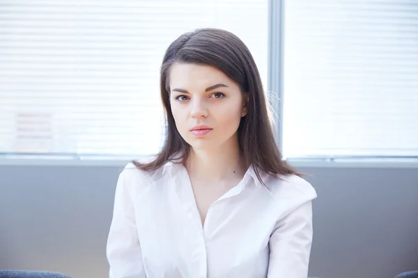 Hermosa mujer de negocios sentada en la oficina — Foto de Stock