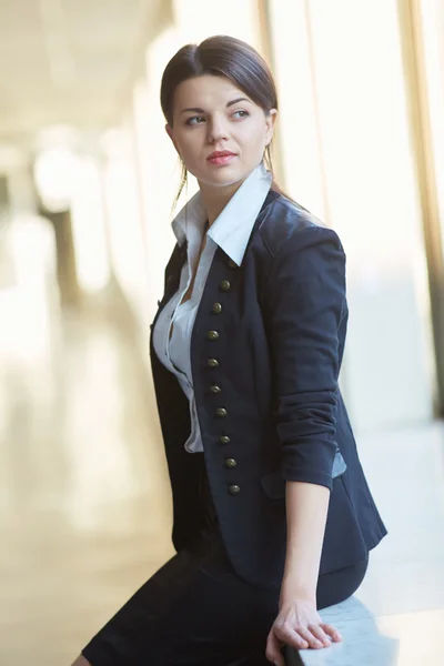 Mujer de negocios en el pasillo de la oficina — Foto de Stock