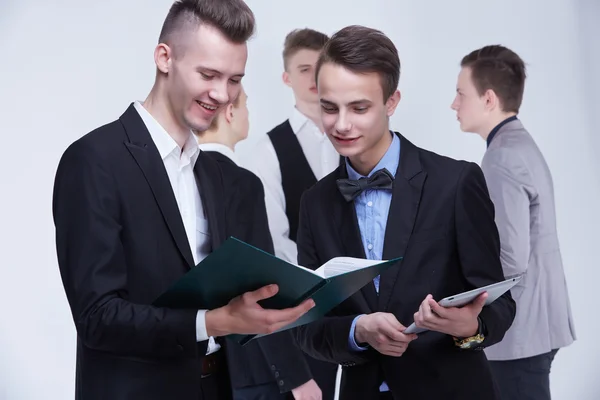 Zakenlieden ploeg die vergadering — Stockfoto