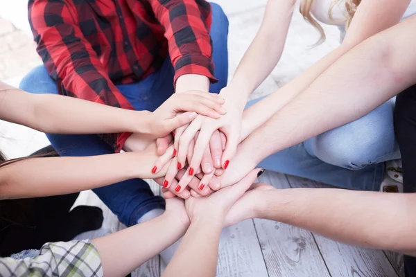 Studenten halten Händchen — Stockfoto