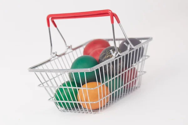 Ovos de Páscoa em cesta para compras — Fotografia de Stock