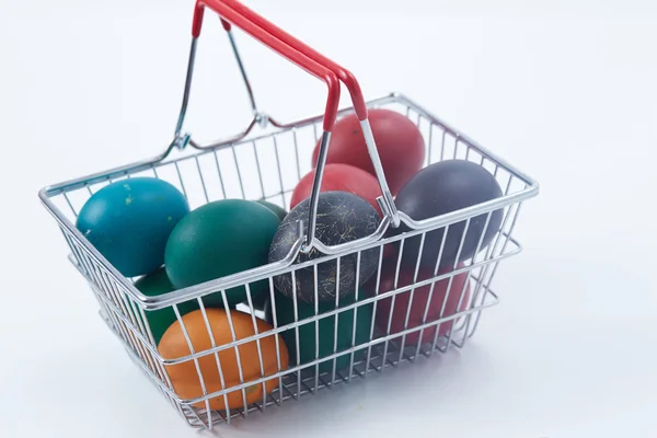 Ovos de Páscoa em cesta para compras — Fotografia de Stock