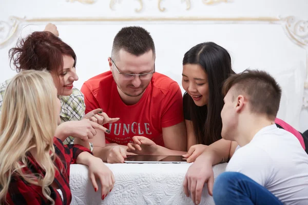 Étudiants regardant tablette pc — Photo